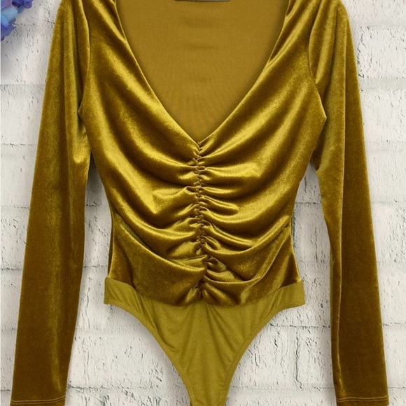 Urban Outfitters Women’s Aly Velvet Ruched Thong Bodysuit Size Med - Picture 4 of 7